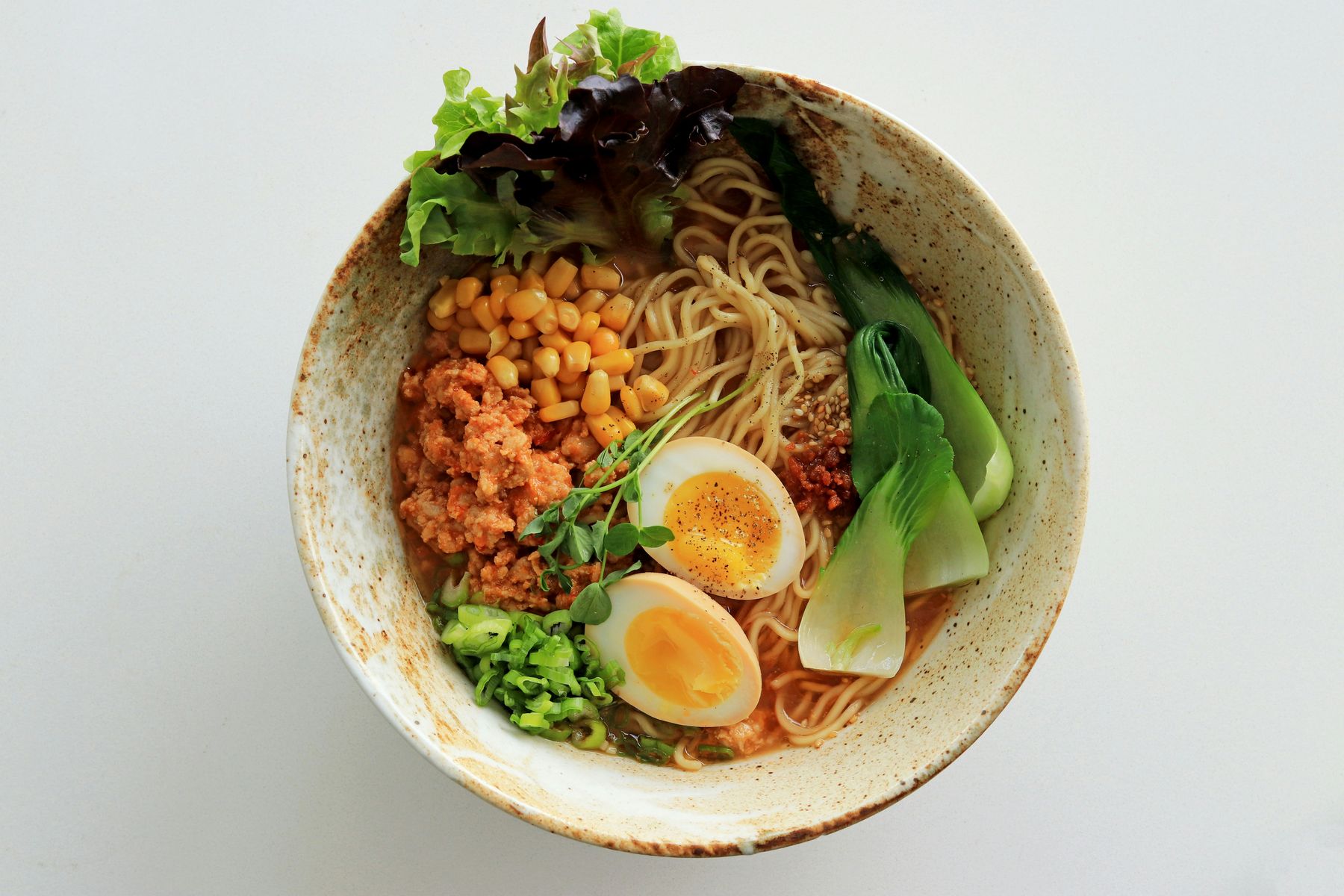Bowl mit Gemüse, Nudeln und Ei